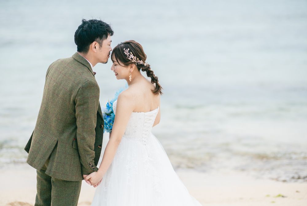 Western-style photoshoot_Toguchi beach_Groom kissing the bride