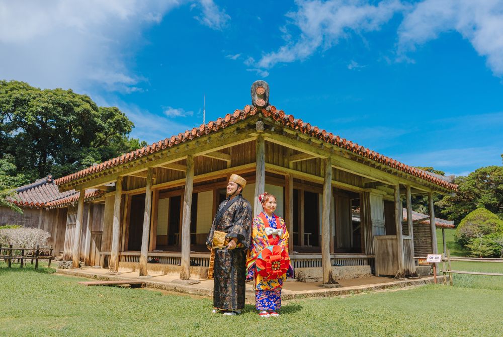 Ryukyu style wedding photo_Shikinaen in front fo traditional house