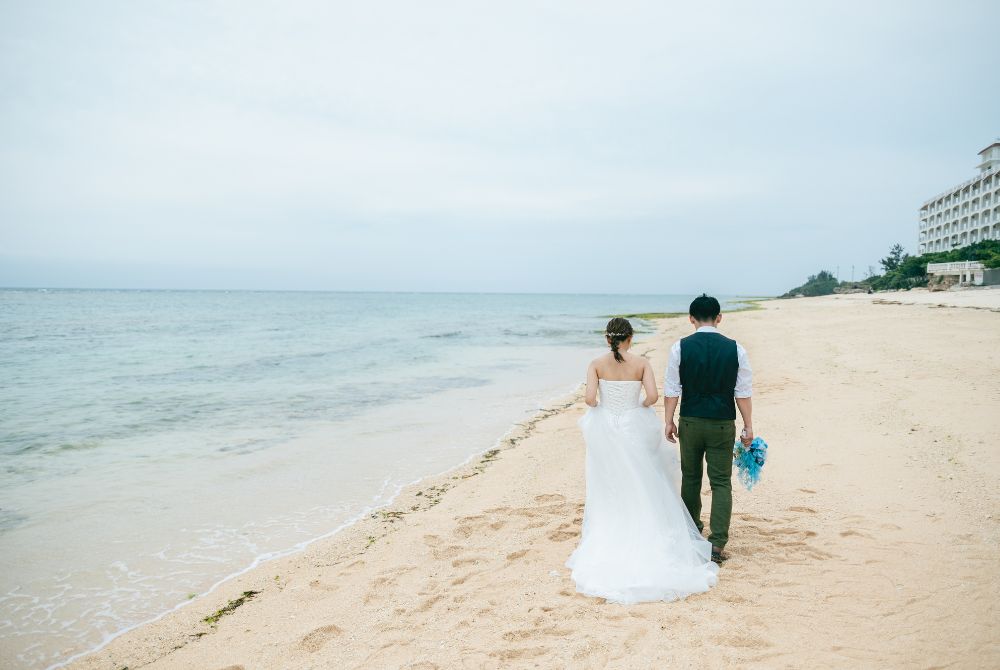 Western-style photoshoot_Toguchi beach_walking