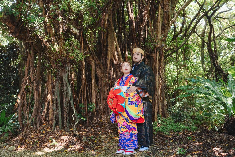 Ryukyu style wedding photo_Shikinaen in front of gajumaru