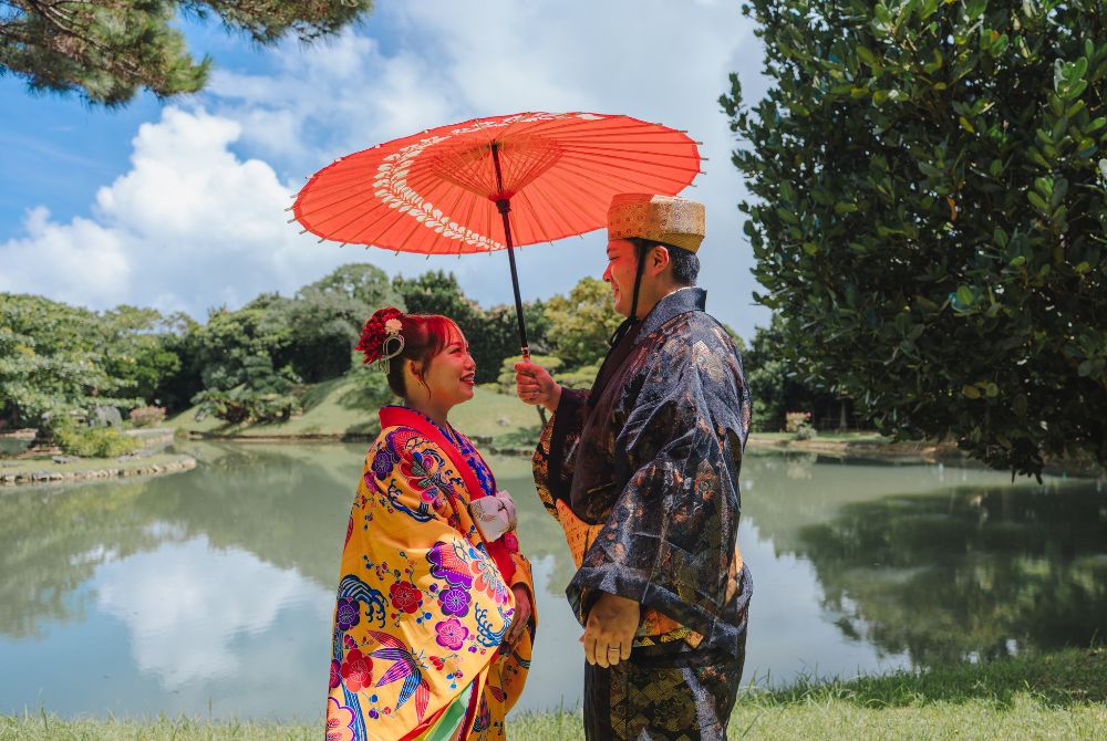 Ryukyu style wedding photo_Shikinaen with japanese umbrella