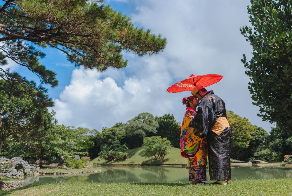 Ryukyu style wedding photo_Shikinaen with japanese umbrella2