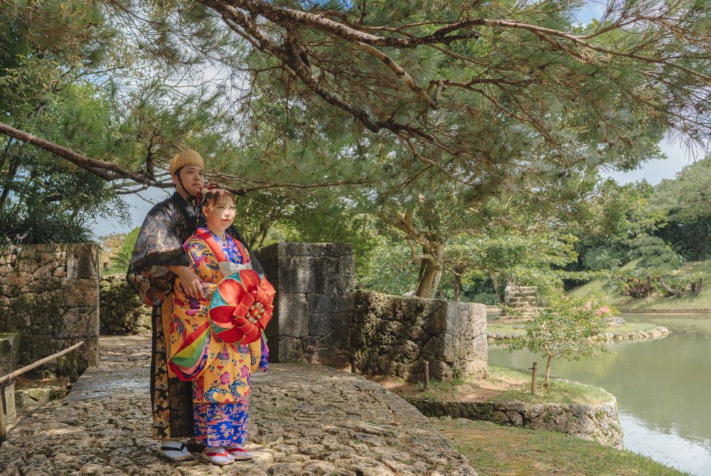 Ryukyu style wedding photo_Shikinaen in the green2