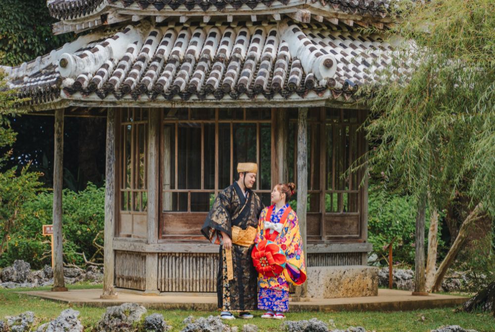 Ryukyu style wedding photo_Shikinaen in front of traditional building