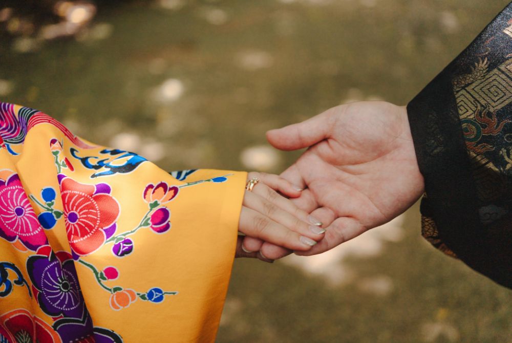 Ryukyu style wedding photo_holding hand