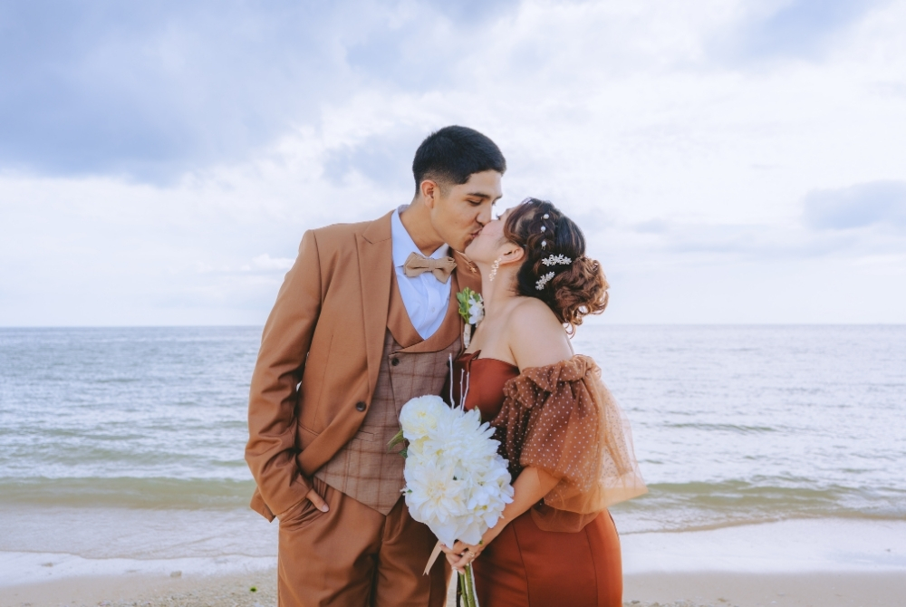 kissing at the beach